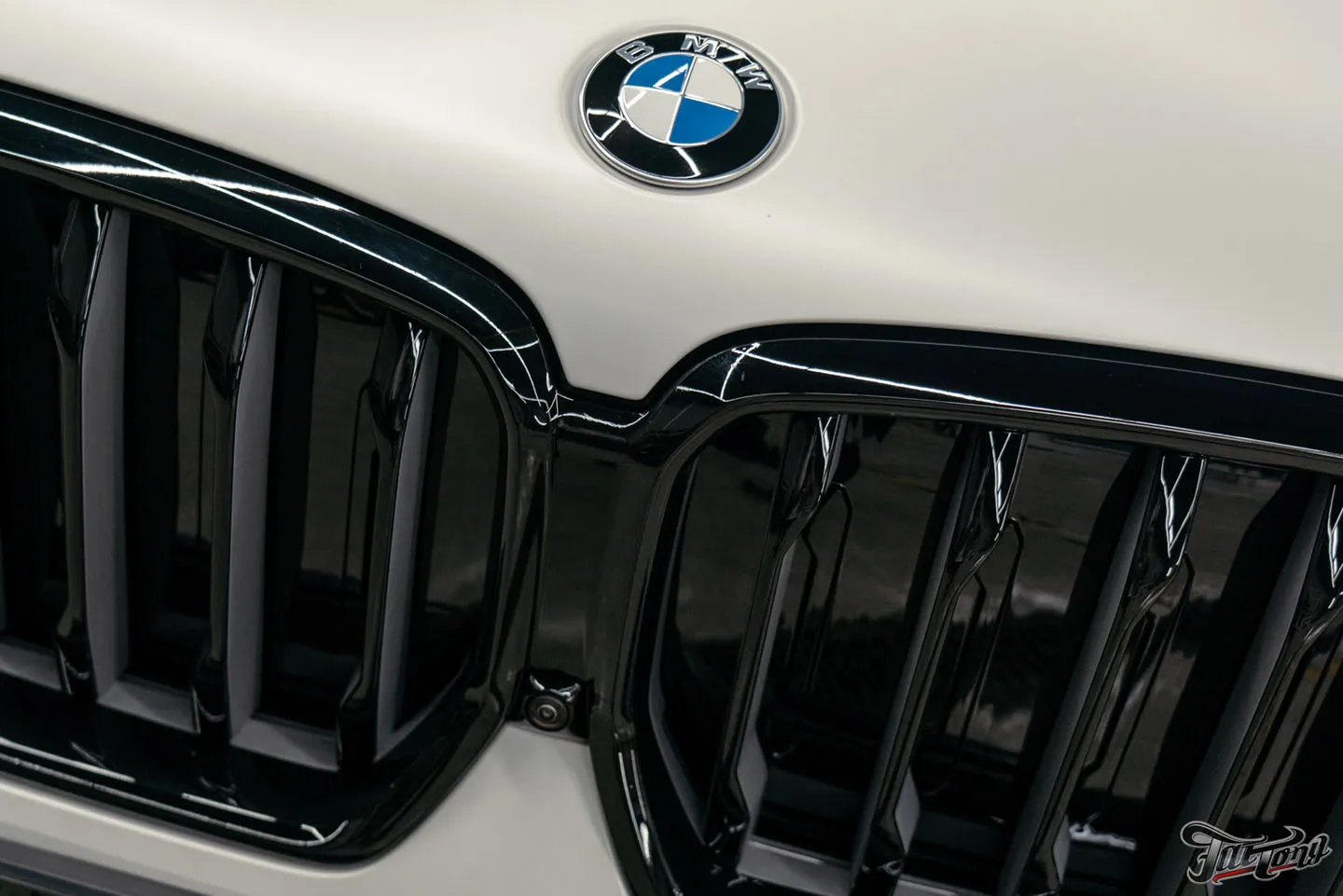 Оклеили BMW X6 матовым полиуретаном и покрыли керамическим составом, защитили глянец в салоне, почистили кожу и обработали ее керамикой